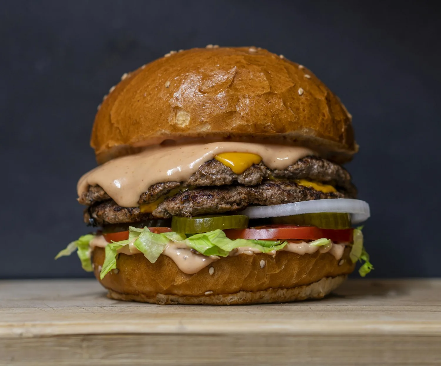 Hamburguesa jugosa con queso y papas