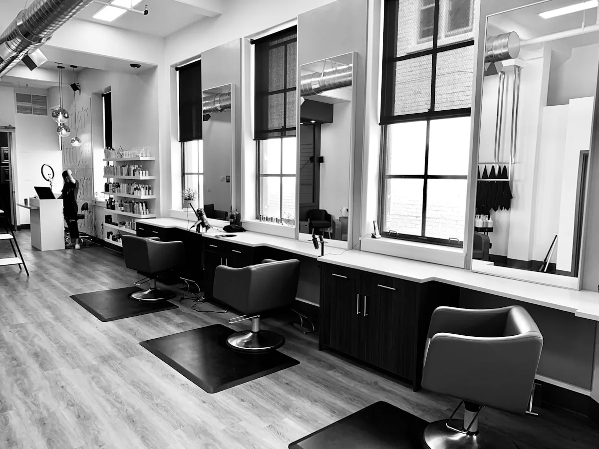 Estilista trabajando en un salon moderno