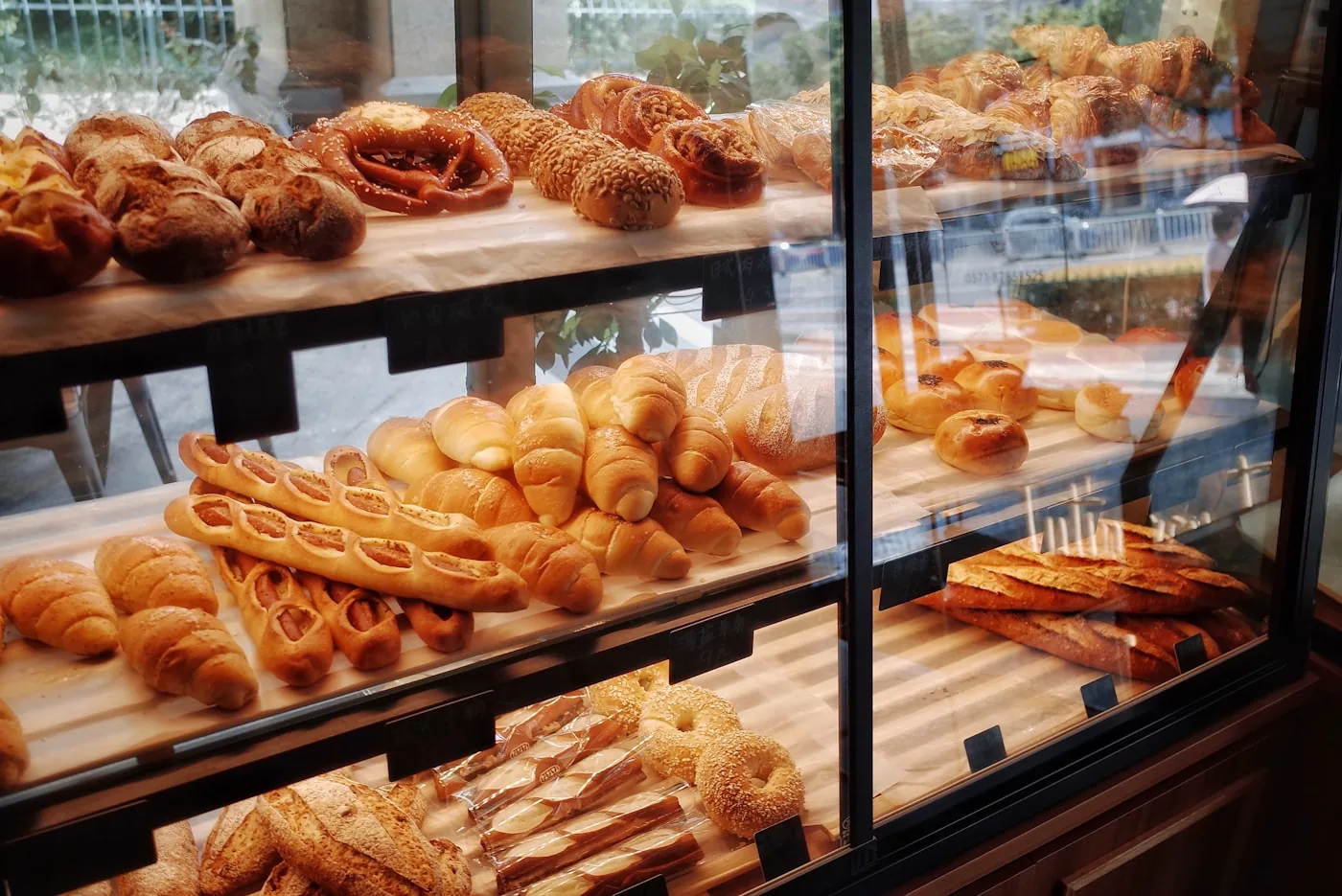 Vitrina de panaderia con panes y croissants