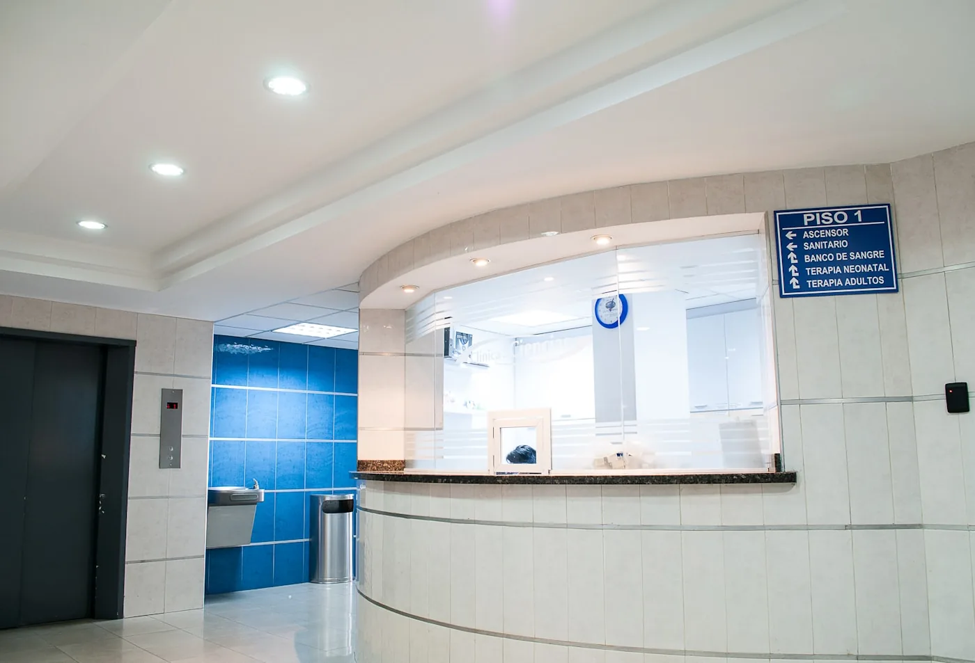 Interior luminoso y calmado de clinica moderna