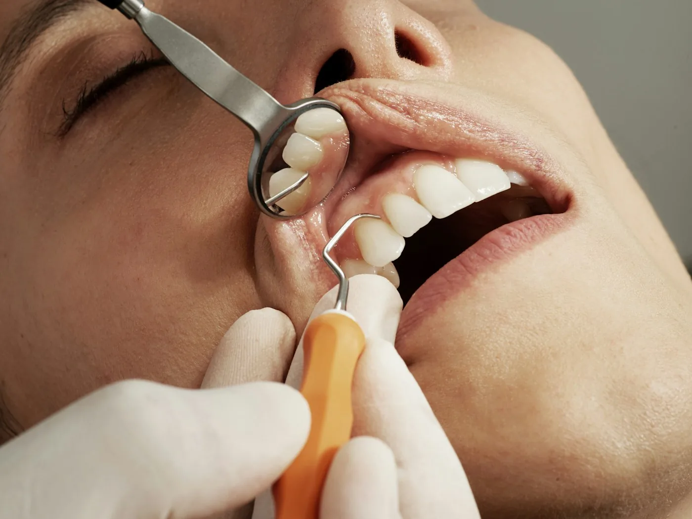 Paciente sonriendo en una clinica dental luminosa